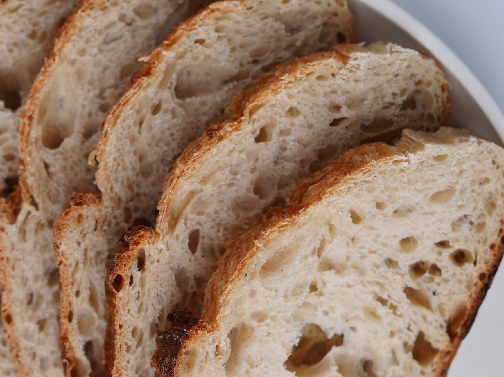 Frisch aufgeschnittenes Sauerteigbrot mit offener Krume