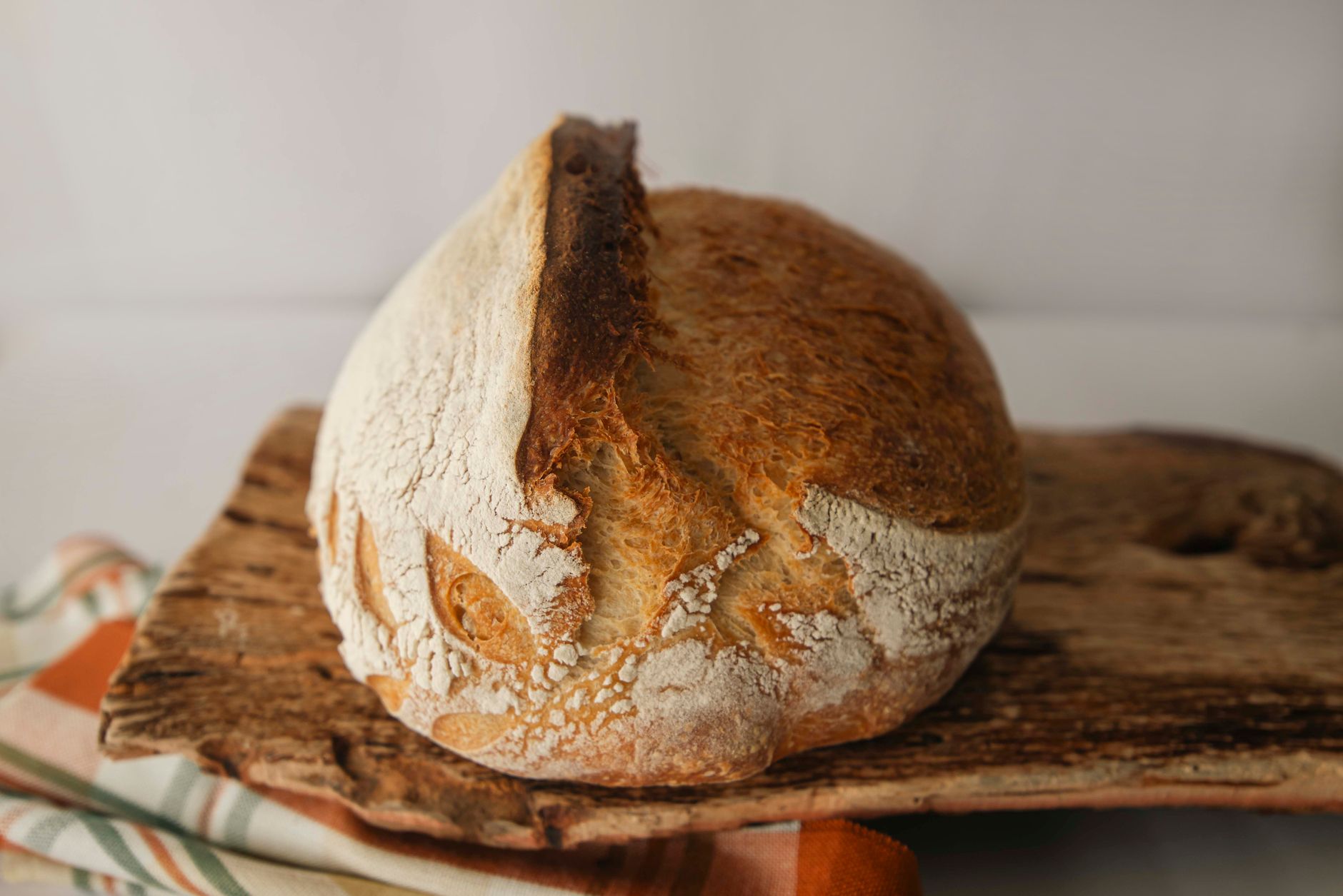 Frisch gebackenes rustikales Sauerteigbrot auf Holzbrett
