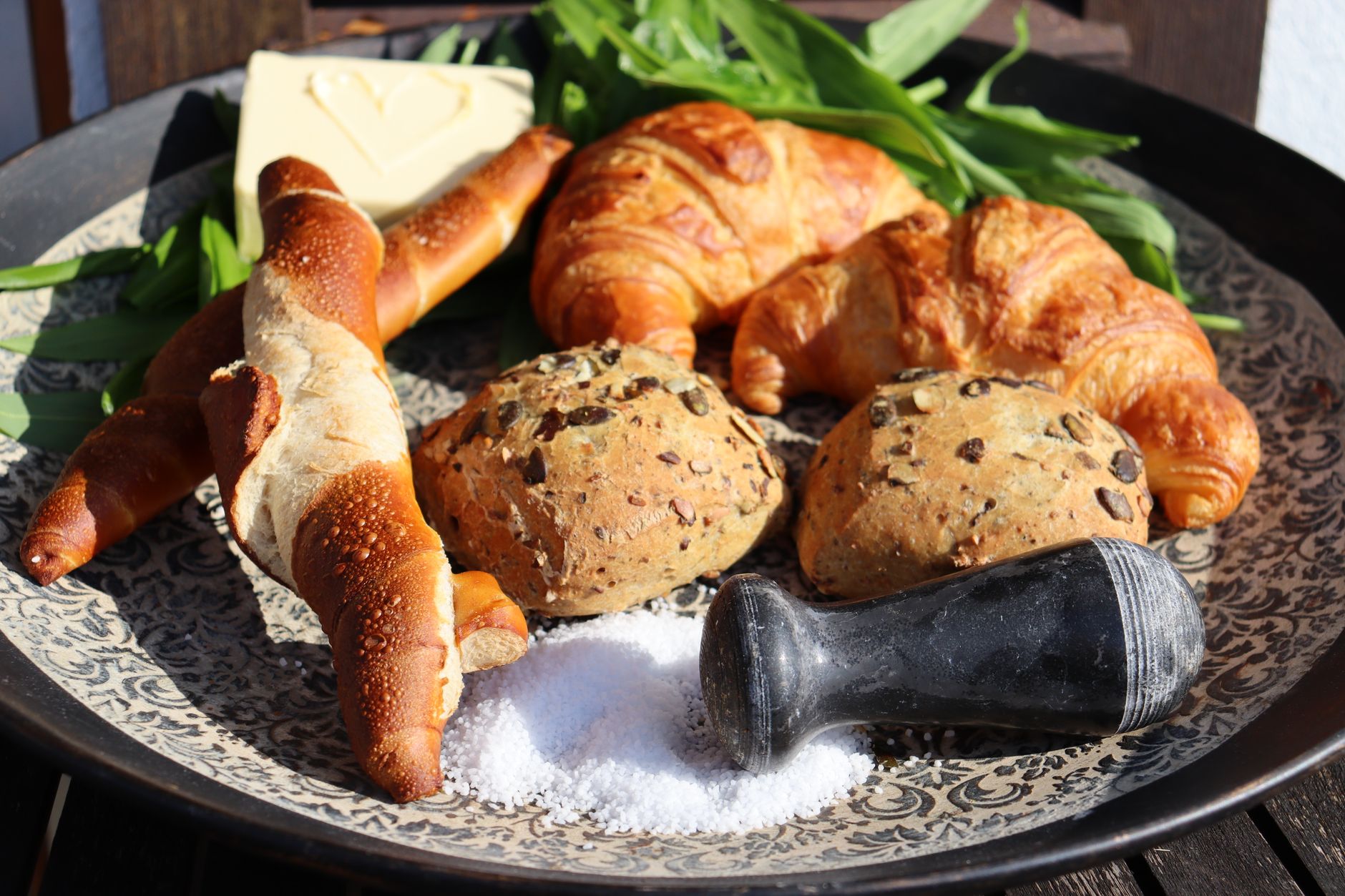 Auswahl frischer Backwaren mit Croissants und Brezeln